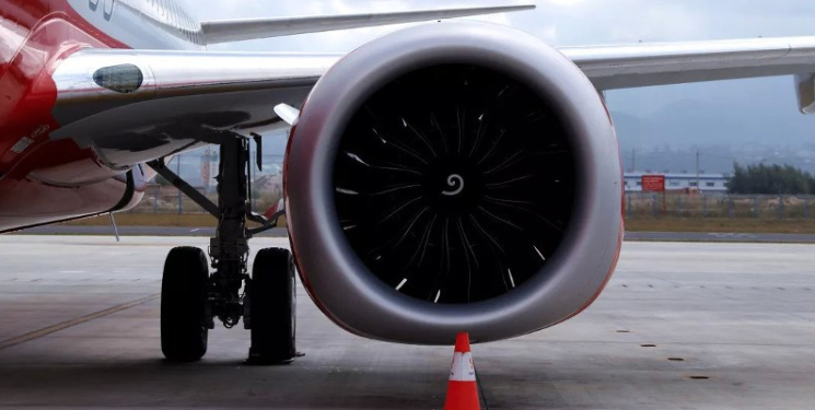 Uğur için uçak motoruna bozuk para atan yolcuya dava