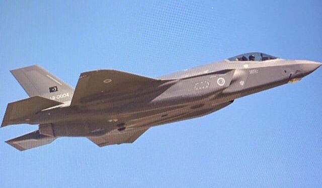 Uğur için uçak motoruna bozuk para atan yolcuya dava