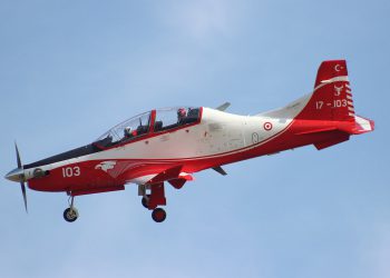 Türk eğitim uçağı Hürkuş-B Çiğli’de uçmaya başladı