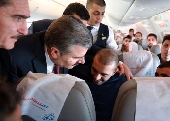 Uçakta rahatsızlanan yolcuya bakan müdahele etti