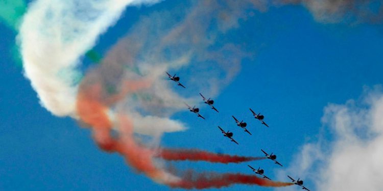 Hindistan’da akrobasi uçakları havada çarpıştı