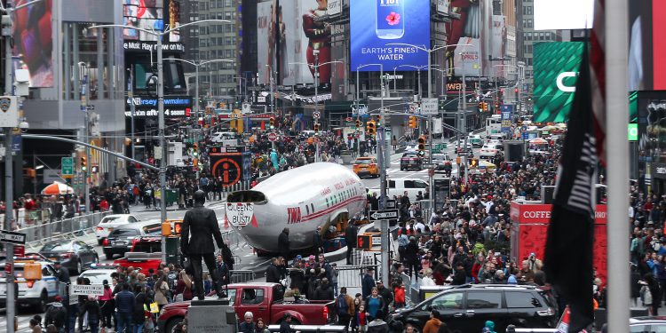 1958 model eski uçağın gövdesi Times Meydanı’nda