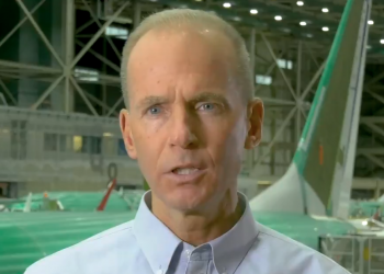 Boeing Başkanı 737 MAX uçak kazaları ile açıklama yapıyor.