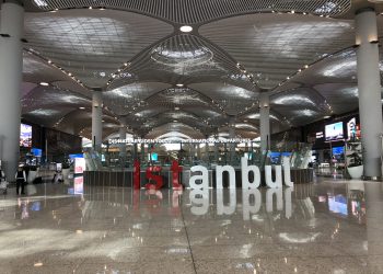 ‘İSTANBUL’ önünde fotoğraf için yarışıyorlar