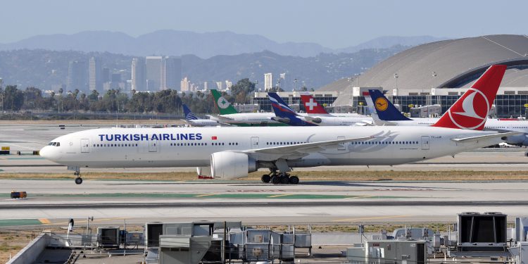 Kuyruk vuran THY uçağı geri döndü