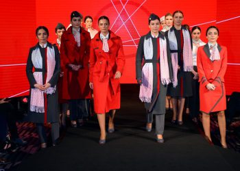 Uçuş ekibinin yeni kıyafetlerini tanıttı