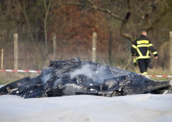 Almanya’da tek motorlu uçak düştü
