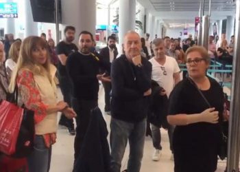 Uçak rötar yaptı, yolcu yer görevlisine hakaret etti