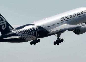 Güvenlik talimatlarını dinlemeyen kadın yolcu uçaktan atıldı