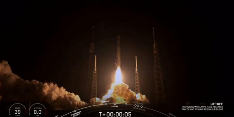 Dragon kargo mekiği başarıyla fırlatıldı