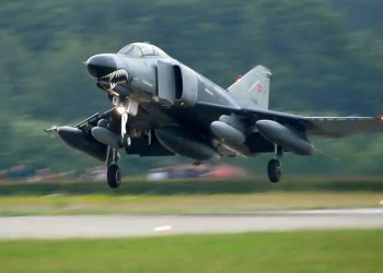 F-4 savaş uçağı kaza yaptı, 2 pilot kurtuldu