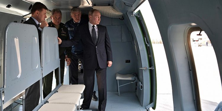 Putin yeni helikopter ve uçakları inceledi