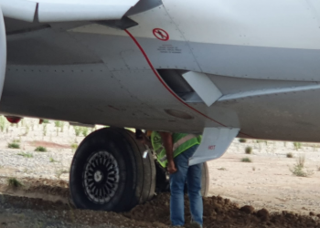 THY uçağı taksi yolundan çıktı