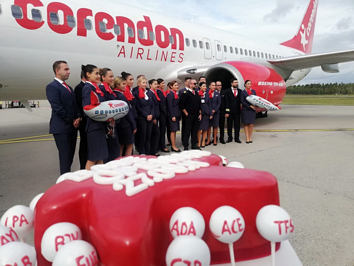 Corendon авиакомпания отзывы. Турецкий лоукостер Corendon Airlines. Corendon Airlines самолеты. Corendon Турция самолет. Самолет Corendon салон.