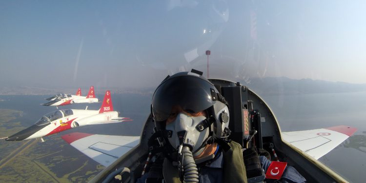 Bakan Akar T-38 ile ‘açılış uçuşu’ yaptı