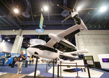 İş jeti fuarında hangi uçan arabalar sergileniyor?