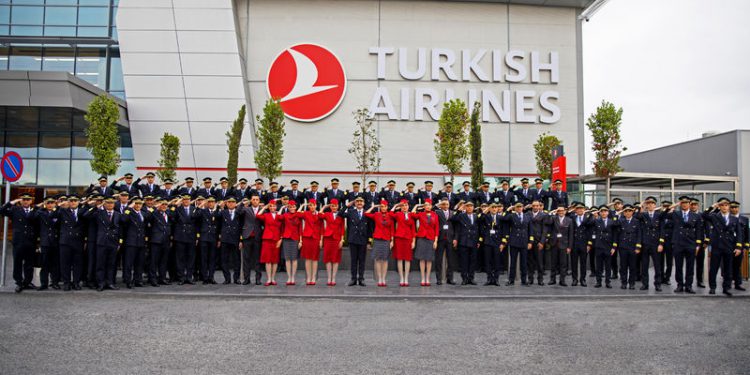 THY uçuş ekibinden Mehmetçik’e “asker selamı”