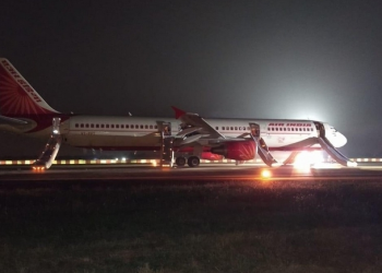 Motordaki yangın uçakta panik yarattı