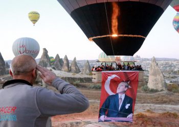 Kapadokya’da balonlar Atatürk afişleri ve bayraklarla uçtu