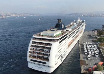 Dev gemi İstanbul’a 2 bin turist getirdi