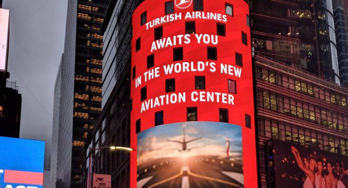 NASDAQ binası 25 yıla özel THY renklerine büründü