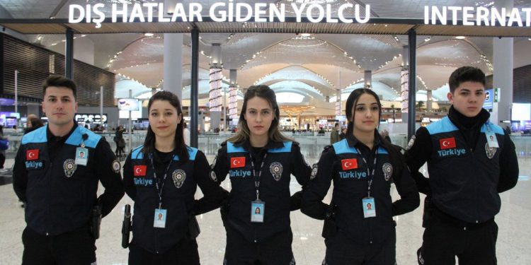Pasaport polislerinin üniformalarında değişiklik yapıldı