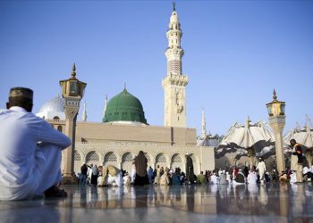 Suudi Arabistan umre ziyaretlerini askıya aldı