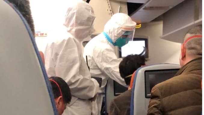 Vuhan'dan gelen uçaklarda acil müdahele anları Çin'düzenlenen uçuşlarda hastalığa yakalanan yolcular uçak içinde tespit edilerek karantina altına alınmaya başladı. Yolcular uçaktan inmeden ateşleri ölçüldü ve ateşi yüksek olanlara acil müdahele edildi. Koronavirüs(Covid-19) tespit edilen yolcular görevliler tarafından diğer yolculardan ayrıştırıldı. En kısa şekilde havayoluyla bulaşan hastalıkta ilk müdahele görüntüleri bu şekilde gerçekleşti.