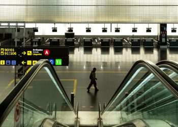 Barselona Havalimanı’nda yalnız bir yolcu