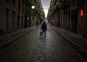 Uçuşlar azaldı, uçaklar parka çekildi