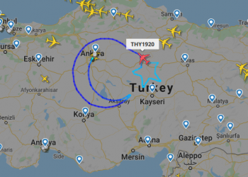 THY uçağı “Ay Yıldız” çizmek için gökyüzünde