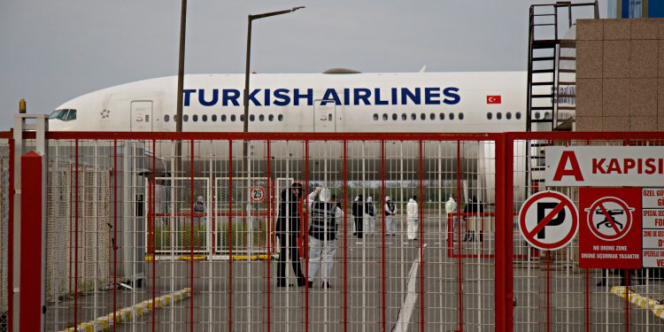 Tahliye uçakları Türkiye’ye gelmeye başladı