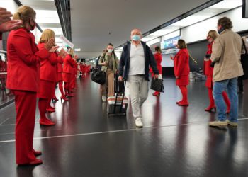 İlk uçuştaki yolcular ayakta alkışlandı