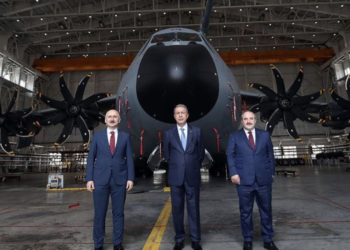 A400M kokpitinde üç bakan