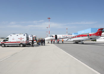 Operasyonla ayrılan siyam ikizleri ambulans uçakla getirildi