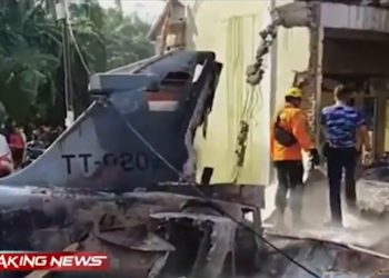 Endonezya’da savaş uçağı evlerin üzerine düştü