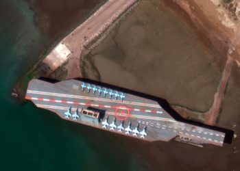 İran’dan ABD uçak gemisine benzeyen makete füze