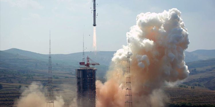 Çin, Mars keşif araçlarını uzaya fırlattı