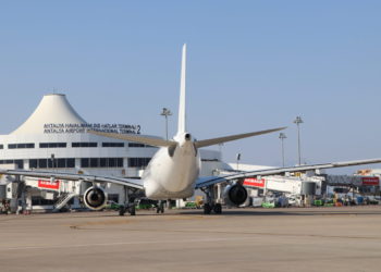 Antalya Havalimanı’na saatte 45 uçak inip kalkıyor