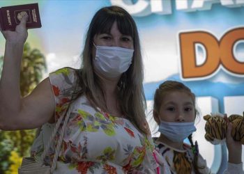 Antalya’ya ilk Rus turist kafilesi geldi