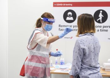 İngiltere karantina yerine havalimanında “hızlı test” yapacak