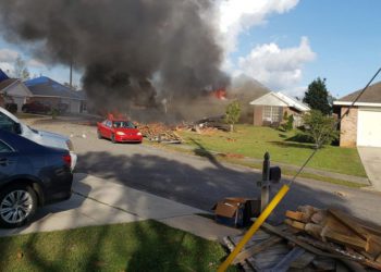 Eğitim uçağı yerleşim yerine düştü: 2 ölü