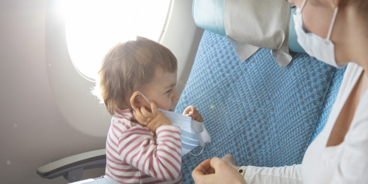Çocuklarınızın uçakta maske takması gerekiyor mu?