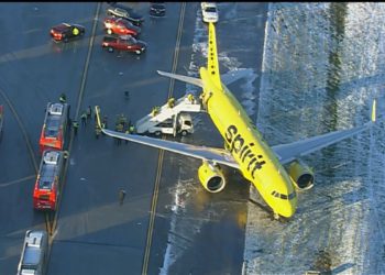 Spirit Havayolları uçağı pistten çıktı