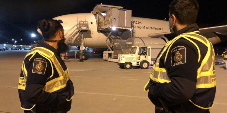 Covid-19 aşısının ilk sevkiyatı Kanada’ya geldi