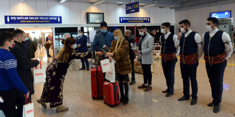 Ukraynalı turistler davul zurna ile karşılandı