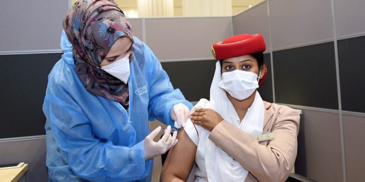 Emirates çalışanları aşı olmaya başladı