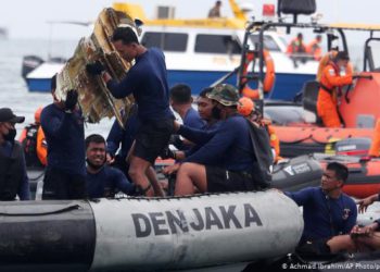 Endonezya’da denize düşen yolcu uçağının kara kutusunun yeri tespit edildi