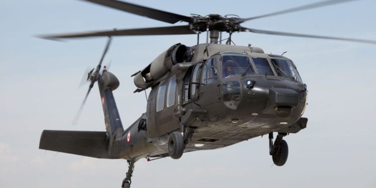 Sabiha Gökçen’de helikopter aydınlatma direğine çarptı