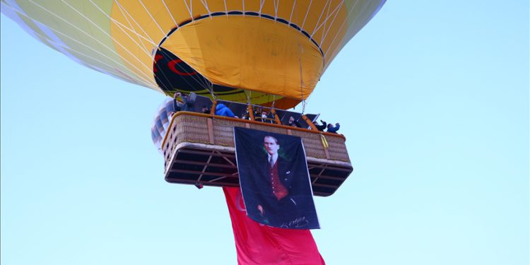 Kapadokya’da balonlar Türk bayrakları ve Atatürk posteri ile uçtu